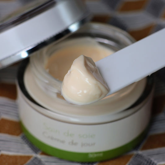 Zoom sur la texture de notre crème de jour Soin de Soie, pour un visage doux et protégé